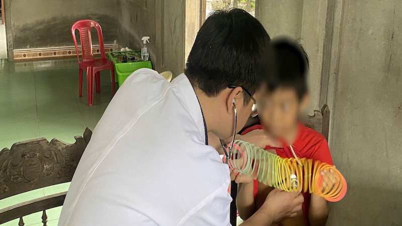 Bác sĩ của Bệnh viện Trung ương Huế đến nhà khám bệnh cho cháu N.V.T. 