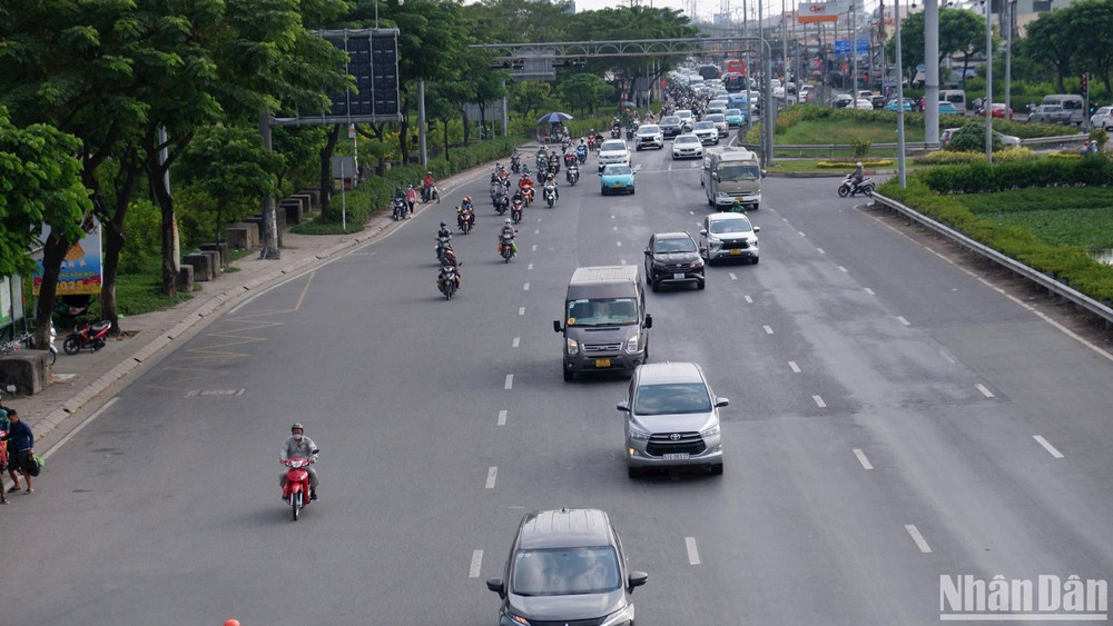 Quốc lộ 1 (từ đường Kinh Dương Vương đến ranh tỉnh Long An) có chiều dài gần 10km, là một trong 4 dự án BOT ở cửa ngõ Thành phố Hồ Chí Minh. (Ảnh: QUÝ HIỀN)
