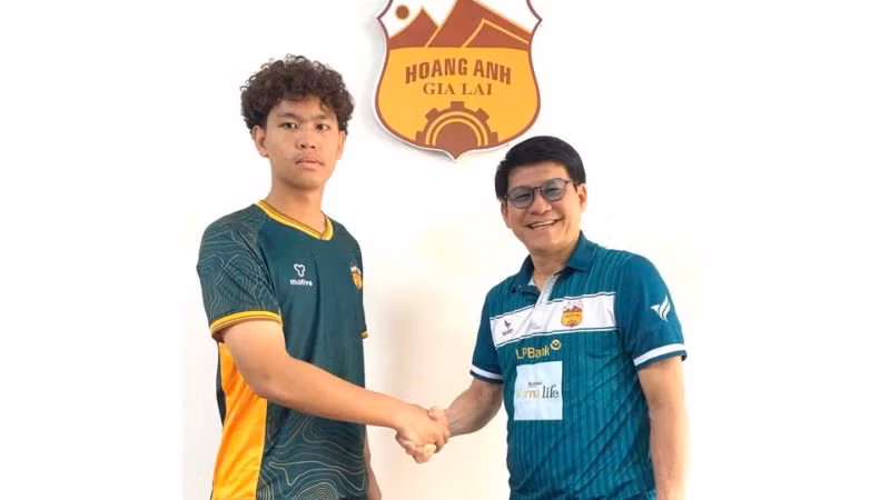 Thủ môn Việt kiều Thái Lan Chaloongphum Phong cùng đại diện Hoàng Anh Gia Lai. (Ảnh: HAGL FC)