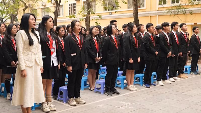 Giáo viên, học sinh Trường THPT chuyên Khoa học Xã hội và Nhân văn. (Ảnh: USSH)