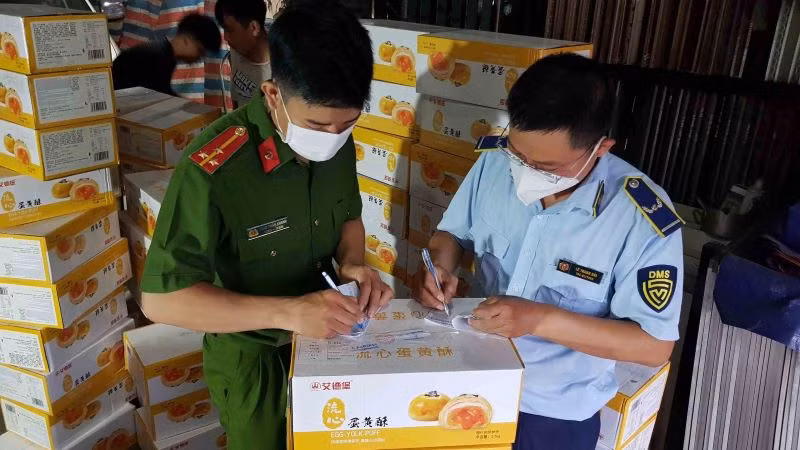 Lực lượng chức năng kiểm đếm bánh trung thu không rõ nguồn gốc 