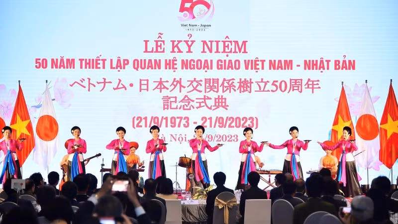 Tiết mục văn nghệ chào mừng Lễ Kỷ niệm 50 năm thiết lập quan hệ ngoại giao Việt Nam-Nhật Bản. (Ảnh: Thủy Nguyên)