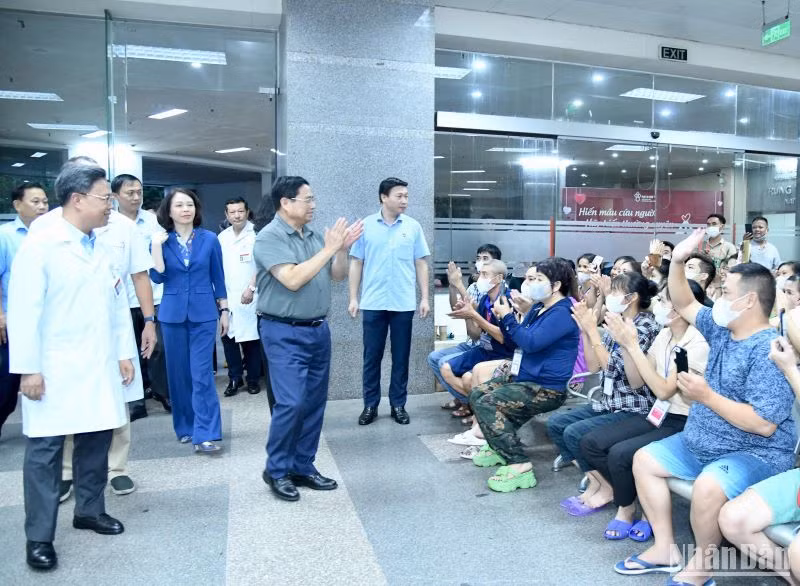 Thủ tướng Phạm Minh Chính thăm hỏi người nhà bệnh nhân tại sảnh chính Viện Huyết học - Truyền máu Trung ương.