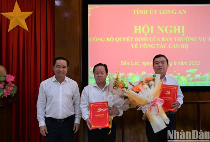 Bí thư Tỉnh ủy Long An Nguyễn Văn Được trao quyết định điều động cán bộ tại huyện Bến Lức (Long An).