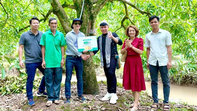 Để đa dạng hóa phương thức quảng bá đặc sản Đồng Tháp, nhà vườn tại đây cho khách hàng "nhận nuôi" cây xoài trong vườn.