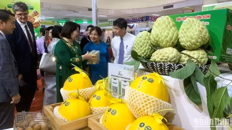 Các đại biểu tham quan gian hàng tại Hội chợ triển lãm AgroViet 2023.