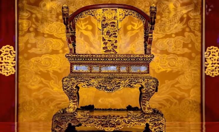 Trung tâm Bảo tồn di tích cố đô Huế đã đưa ngai vua triều Nguyễn về kho bảo quản, đồng thời trưng bày bản phục chế để tiếp tục phục vụ du khách. (Ảnh: CÔNG HẬU-XUÂN HIẾU)