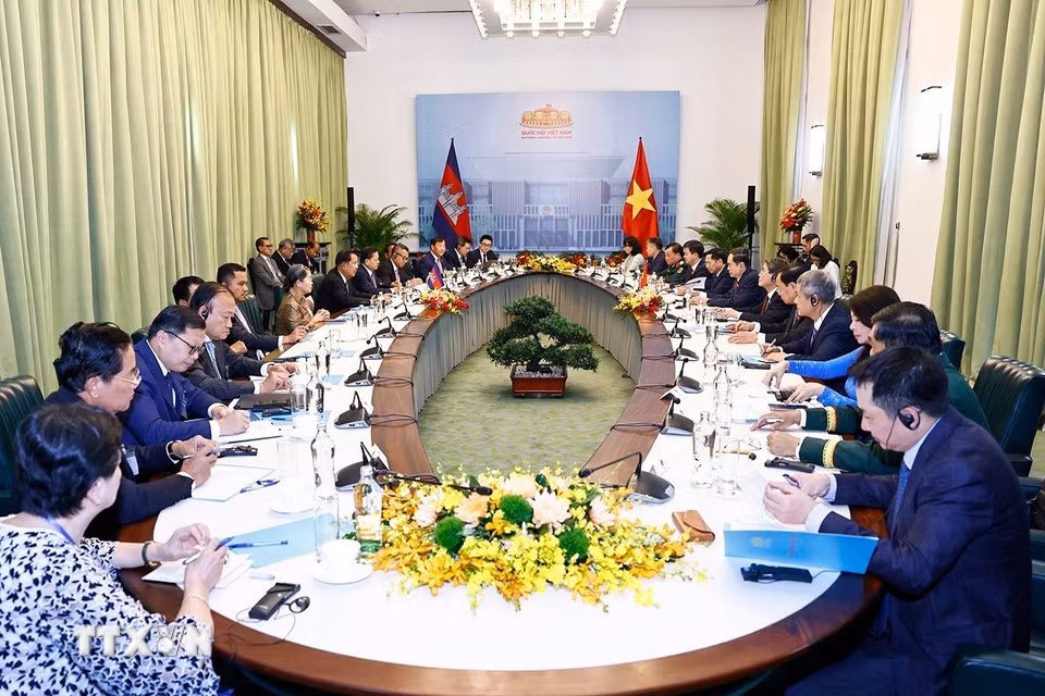 Chủ tịch Quốc hội Trần Thanh Mẫn hội kiến Chủ tịch Đảng Nhân dân Campuchia Hun Sen. (Ảnh: Doãn Tấn/TTXVN)