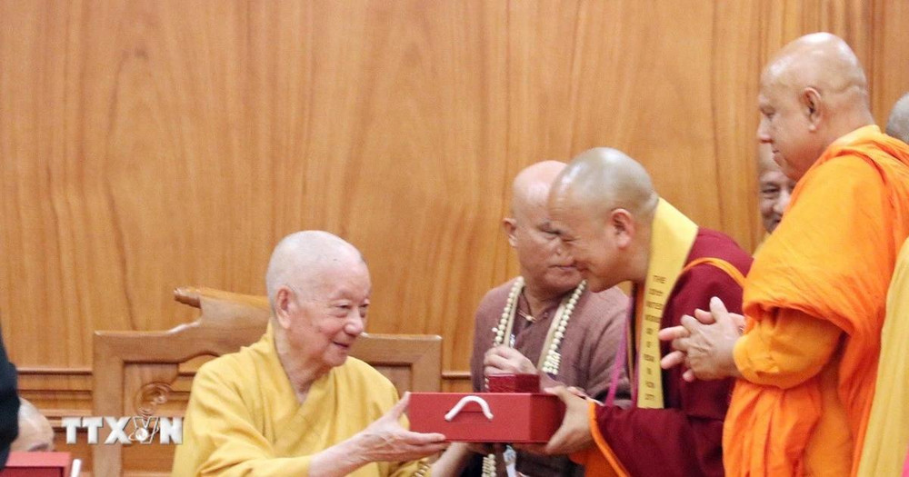 Đại lão Hòa thượng Thích Trí Quảng, Pháp chủ Hội đồng Chứng minh Giáo hội Phật giáo Việt Nam tặng quà lưu niệm cho các Trưởng đoàn đại biểu Phật giáo các nước. (Ảnh: Xuân Khu/TTXVN)