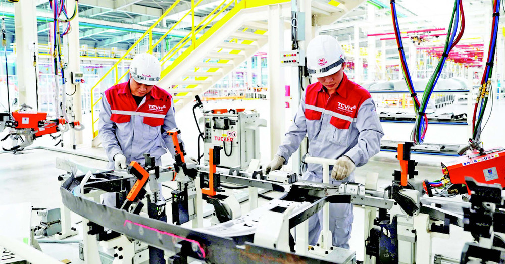 Công nhân sản xuất tại Nhà máy sản xuất Ô-tô Thành Công Việt Hưng, thành phố Hạ Long, tỉnh Quảng Ninh. (Ảnh: QUANG THỌ).