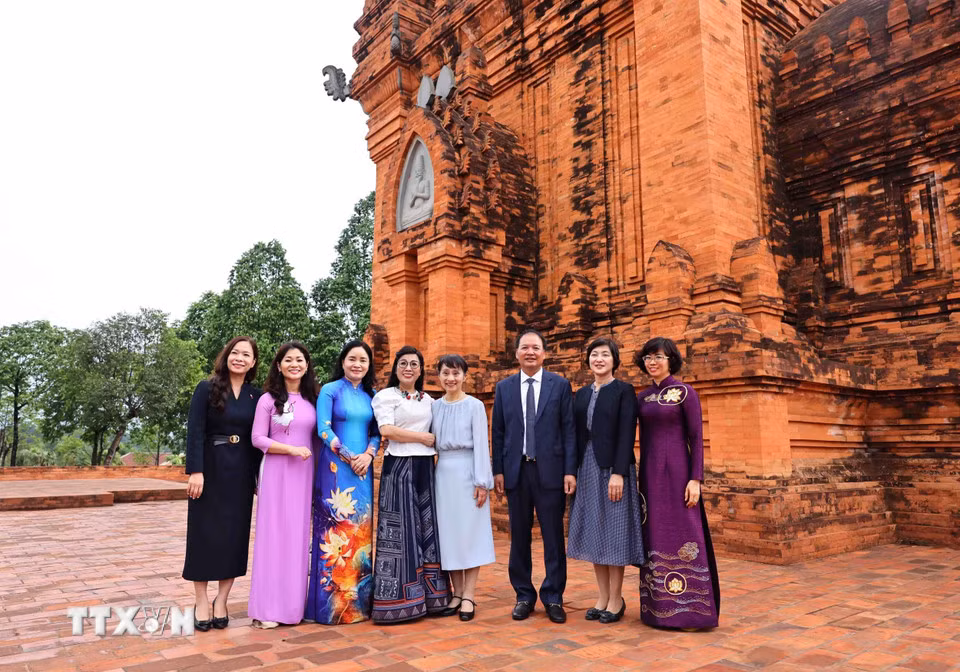 Hai Phu nhân và đoàn tham quan quần thể tháp Chăm. (Ảnh: MINH ĐỨC/TTXVN).