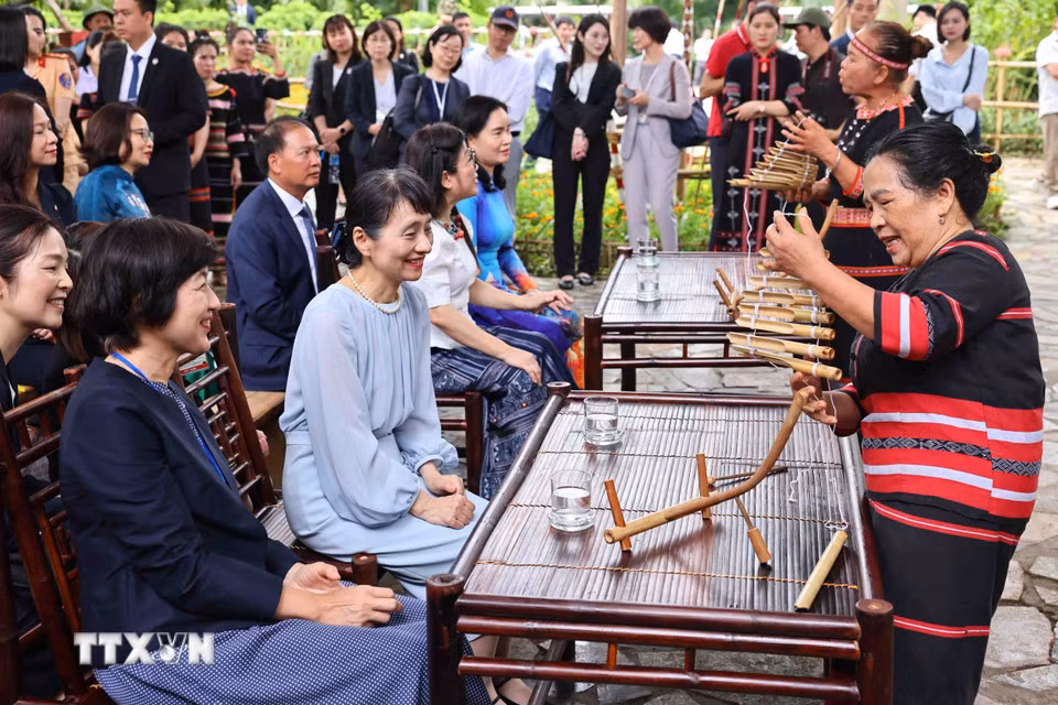 Nghệ nhân Ưu tú Y Sinh giới thiệu nét văn hóa dân tộc Xơ Đăng với bà Ishiba Yoshiko, Phu nhân Thủ tướng Nhật Bản. (Ảnh: MINH ĐỨC/TTXVN)