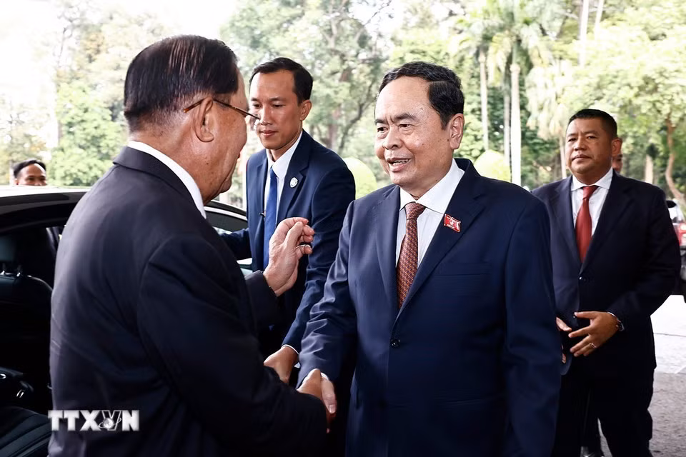 Chủ tịch Quốc hội Trần Thanh Mẫn đón Chủ tịch Đảng Nhân dân Campuchia Hun Sen. (Ảnh: Doãn Tấn/TTXVN)