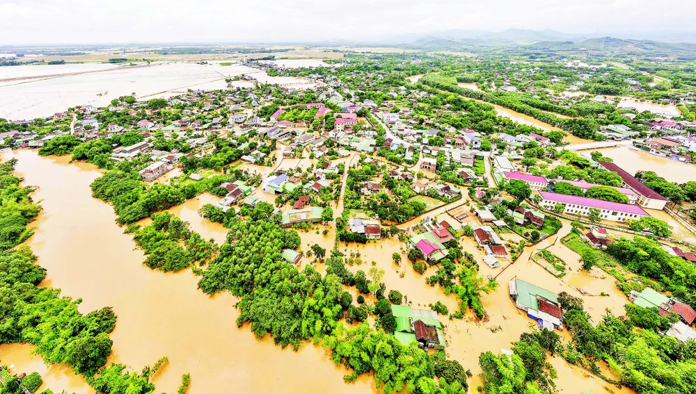 Vùng hạ du hồ Bộc Nguyên (huyện Cẩm Xuyên, tỉnh Hà Tĩnh) bị nước lũ nhấn chìm trong đợt mưa đầu mùa hạ (ngày 24/5/2025).