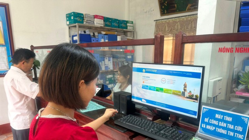 Người dân tra cứu thủ tục hành chính tại bộ phận một cửa xã Xuân Châu, huyện Xuân Trường. 