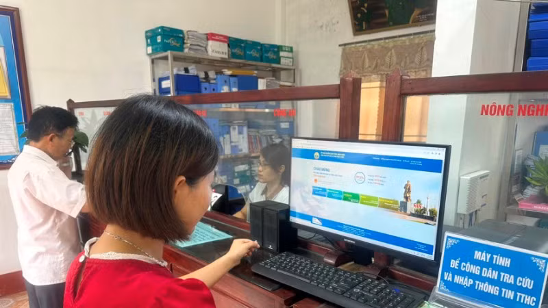 Người dân tra cứu thủ tục hành chính tại bộ phận một cửa xã Xuân Châu, huyện Xuân Trường. 