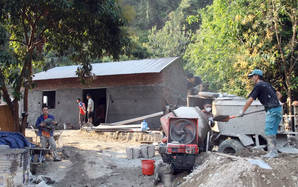 Một hộ dân ở bản Huổi Van đang khẩn trương hoàn thiện ngôi nhà mới.