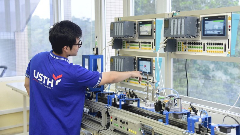 Sinh viên Trường đại học Khoa học và Công nghệ Hà Nội thực hành tại phòng thí nghiệm.
