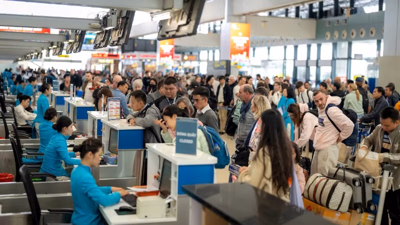 Dịp nghỉ lễ 30/4-1/5, lượng khách qua Cảng Hàng không quốc tế Nội Bài tăng cao.