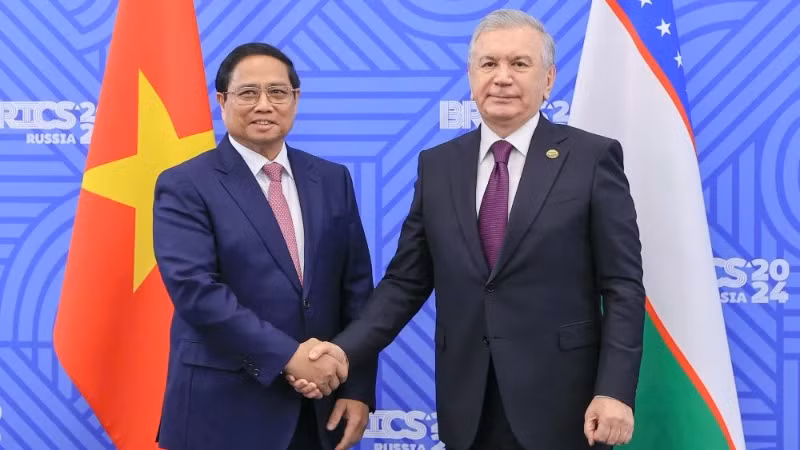 Thủ tướng Chính phủ Phạm Minh Chính và Tổng thống Uzbekistan Shavkat Mirziyoyev (Ảnh: Nhật Bắc/VGP).