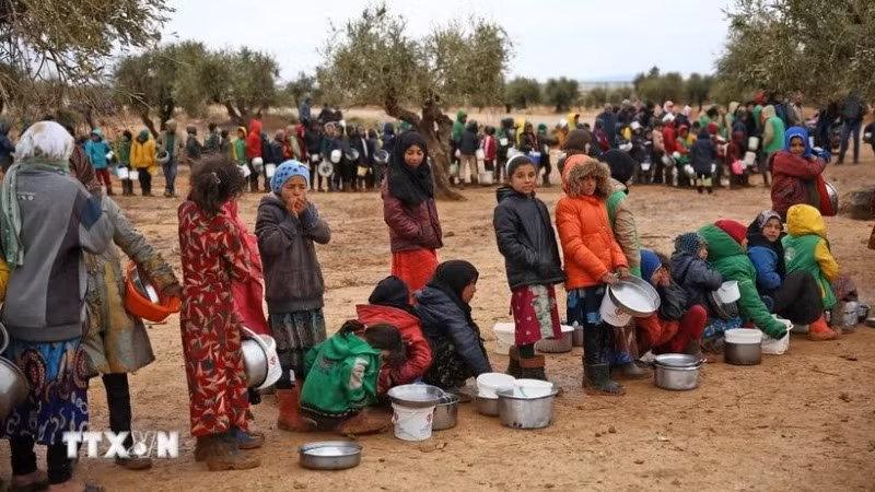 Trẻ em Syria chờ nhận thực phẩm cứu trợ tại một trại tị nạn ở gần Bab al-Salamah, khu vực biên giới giữa Syria và Thổ Nhĩ Kỳ. (Ảnh: THX/TTXVN)