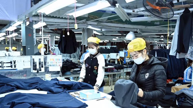 Sản xuất hàng xuất khẩu tại Công ty cổ phần May Bắc Giang. (Ảnh ĐĂNG ANH)