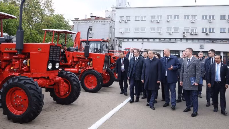 Tổng Bí thư Tô Lâm và Thủ tướng Belarus Aleksandr Turchin thăm Nhà máy Máy kéo Minsk. (Ảnh: Thống Nhất/TTXVN) 