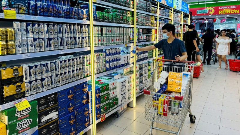 Người tiêu dùng lựa chọn các sản phẩm đồ uống tại siêu thị ở Hà Nội. (Ảnh ÁNH DƯƠNG)