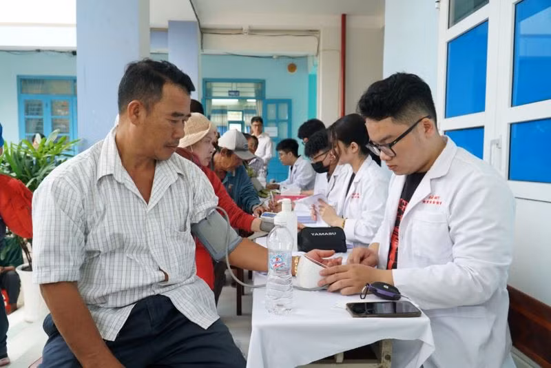 Đoàn công tác tổ chức khám, cấp thuốc miễn phí cho ngư dân xã Cà Ná và Phước Diêm, huyện Thuận Nam, tỉnh Ninh Thuận.