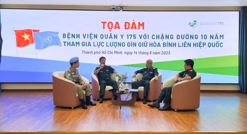 Các đại biểu trao đổi nhiều câu chuyện thú vị tại buổi tọa đàm.