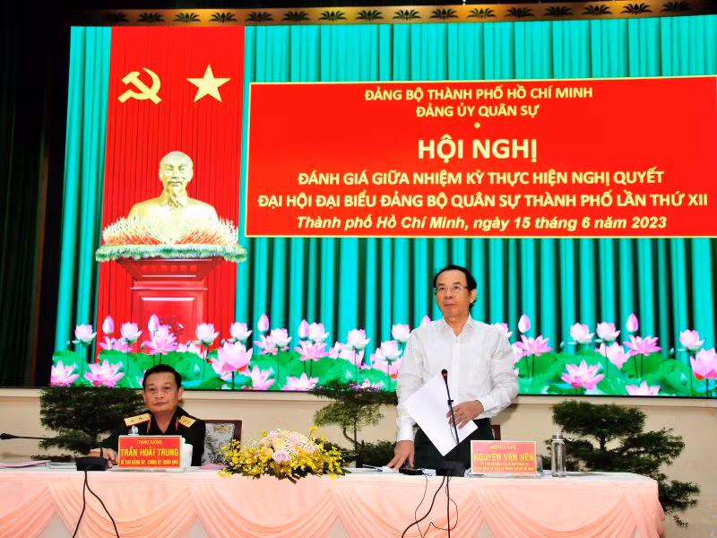 Đồng chí Nguyễn Văn Nên, Ủy viên Bộ Chính trị, Bí thư Thành ủy, Bí thư Đảng ủy Quân sự Thành phố Hồ Chí Minh phát biểu tại hội nghị.