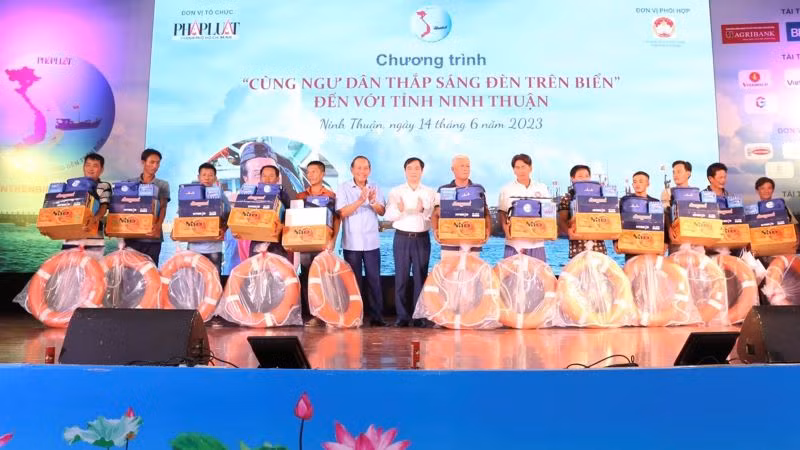 Đồng chí Trương Hòa Bình, nguyên Ủy viên Bộ Chính trị; nguyên Phó Thủ tướng Thường trực Chính phủ và đại diện lãnh đạo bộ, ngành Trung ương tặng quà cho ngư dân tỉnh Ninh Thuận.