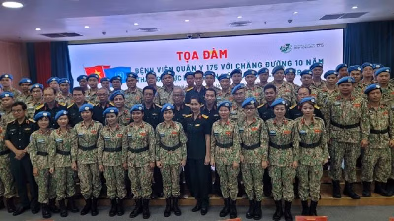 Đại biểu tham dự chụp hình lưu niệm tại buổi tọa đàm.