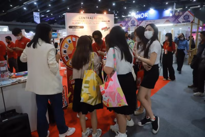 Các sinh viên Thái Lan tại một gian hàng trong Hội chợ Việc làm Thái Lan 2023. (Ảnh: Bưu điện Bangkok)