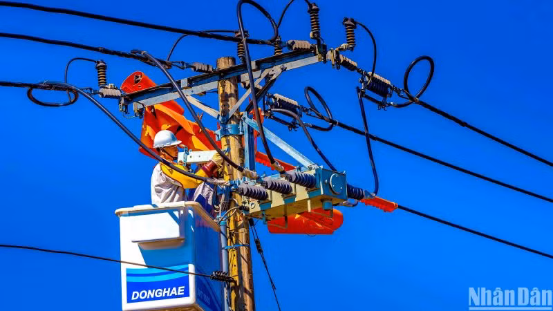 Kiểm tra, bảo trì để hệ thống lưới điện vận hành an toàn, ổn định trong dịp Tết.