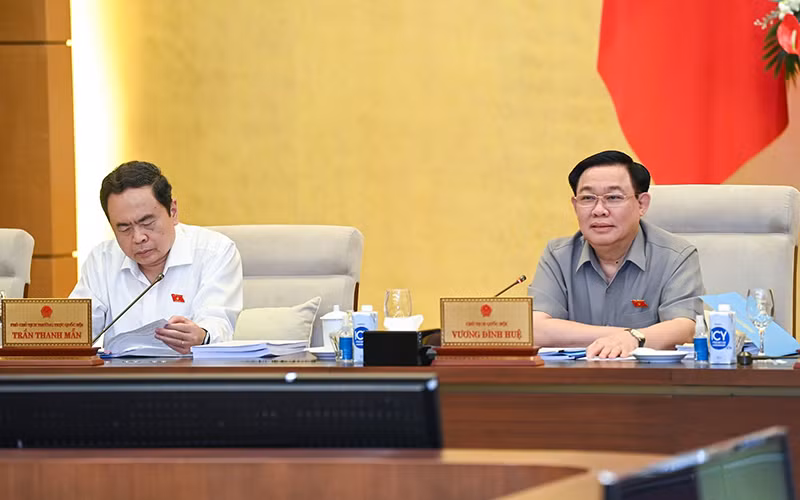 Chủ tịch Quốc hội Vương Đình Huệ phát biểu cho ý kiến về dự án Luật Đất đai (sửa đổi). (Ảnh DUY LINH)