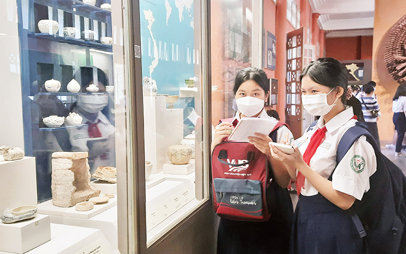 Học sinh tham quan Bảo tàng Lịch sử Thành phố Hồ Chí Minh. 