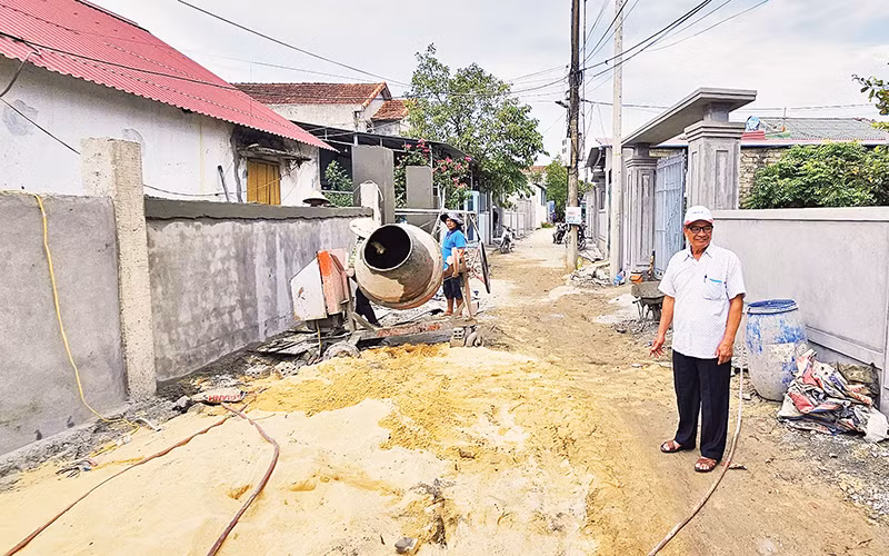 Một đoạn đường trong khu phố ở phường Ba Đồn được mở rộng để người dân đi lại được thuận lợi.