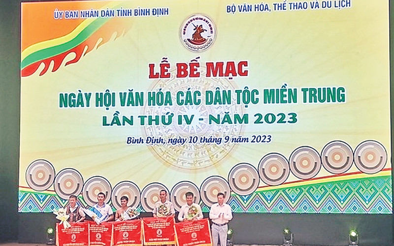 Ban tổ chức trao bằng khen tặng các cá nhân, tập thể đạt thành tích cao trong Ngày hội văn hóa các dân tộc miền trung lần thứ IV.