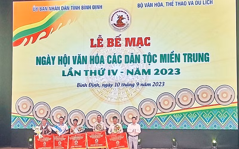 Ban tổ chức trao bằng khen tặng các cá nhân, tập thể đạt thành tích cao trong Ngày hội văn hóa các dân tộc miền trung lần thứ IV.