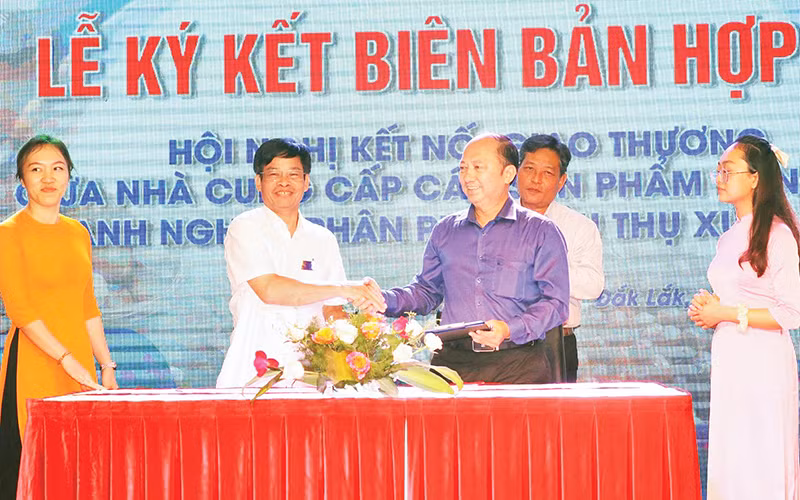 Lễ ký kết biên bản thỏa thuận hợp tác tiêu thụ nông sản tại hội nghị.