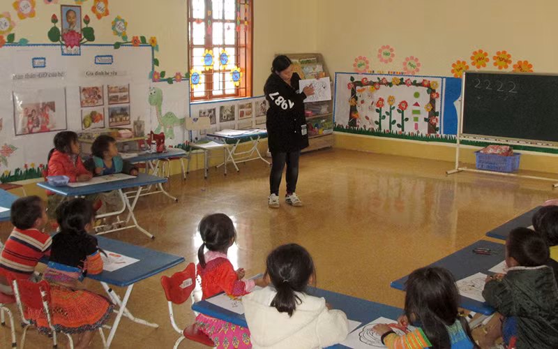 Giờ học vẽ của học sinh điểm trường Háng Đồng C, xã Háng Đồng, huyện Bắc Yên, tỉnh Sơn La. (Ảnh NGỌC TUẤN)