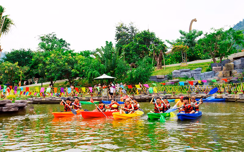 Khách du lịch tham gia tour chèo thuyền kayak tại Đà Nẵng.