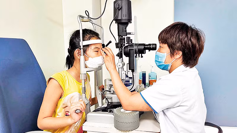 Bác sĩ Bệnh viện Mắt Hà Nội 2 thăm khám cho bệnh nhi.