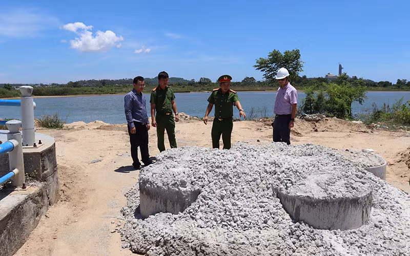 Thành phố Quảng Ngãi xây dựng các công trình tại điểm giao thông nối đường xuống sông Trà Khúc để ngăn chặn khai thác cát trái phép.