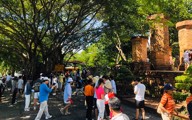 Khu di tích Tháp Bà Ponagar Nha Trang (Khánh Hòa) đón nhiều du khách dịp nghỉ lễ.