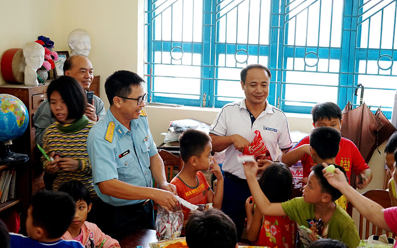 Đại diện Công đoàn cơ sở Nhà máy A32, Quân chủng Phòng không-Không quân tặng quà các cháu ở Làng trẻ Hy Vọng.