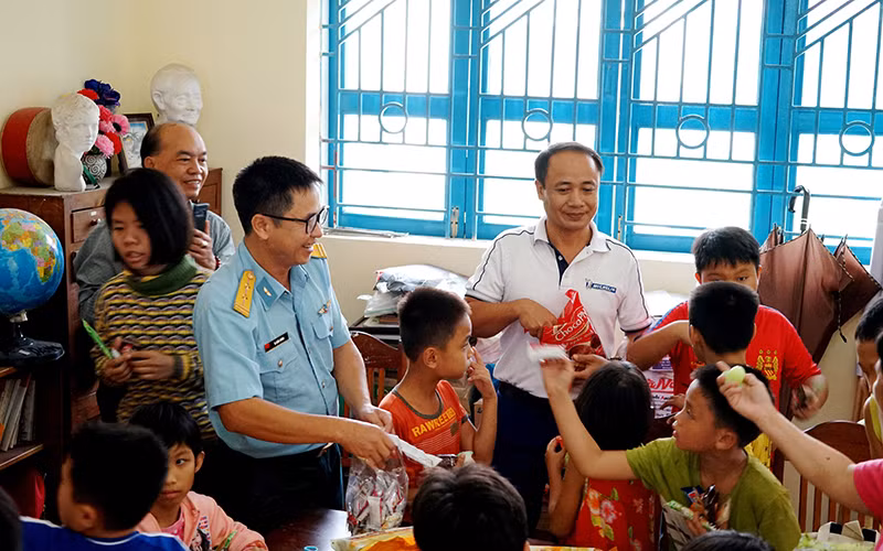 Đại diện Công đoàn cơ sở Nhà máy A32, Quân chủng Phòng không-Không quân tặng quà các cháu ở Làng trẻ Hy Vọng.