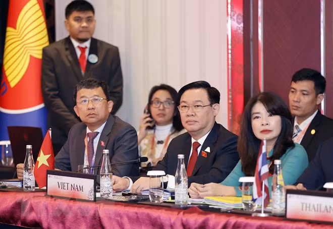 Chủ tịch Quốc hội Vương Đình Huệ và thành viên Đoàn đại biểu Việt Nam dự phiên họp. (Ảnh: Doãn Tấn/TTXVN)