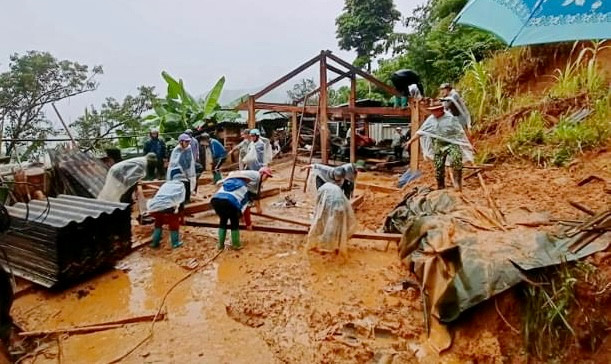 Các lực lượng hỗ trợ người dân di dời nhà ở tại huyện Mù Cang Chải có nguy cơ bị vùi lấp.